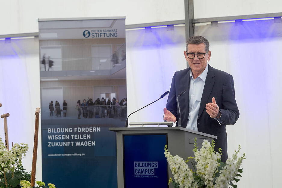 Reinhold Geilsdörfer von der Dieter-Schwarz-Stiftung beim offiziellen Spatenstich für den Bildungscampus West in Heilbronn.