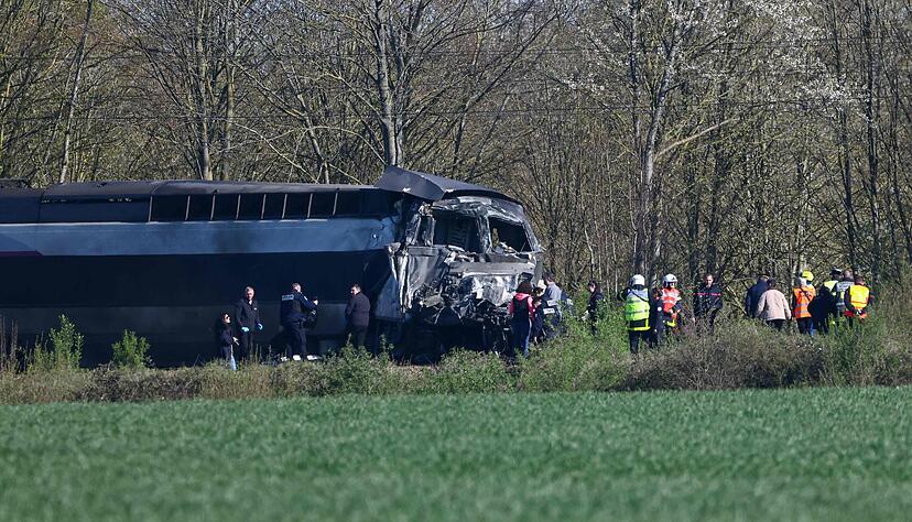 Ein TGV ist in Nordfrankreich mit einem Lastzug zusammengesto&szlig;en und entgleist.