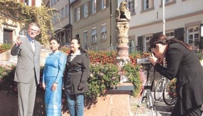 Filmaufnahmen in Bad Wimpfen: Jitjanya Permpatr (rechts) filmt für das thailändische Fernsehen Sompong "Pam" Peikl (Mitte) als Frau des Jahres sowie Bürgermeister Claus Brechter und Übersetzerin Yupadee Hiemer.Foto: Ute Plückthun Filmaufnahmen in Bad Wimpfen: Jitjanya Permpatr (rechts) filmt für das thailändische Fernsehen Sompong "Pam" Peikl (Mitte) als Frau des Jahres sowie Bürgermeister Claus Brechter und Übersetzerin Yupadee Hiemer.Foto: Ute Plückthun