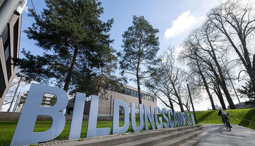 Ein Schriftzug weist auf den Bildungscampus hin.