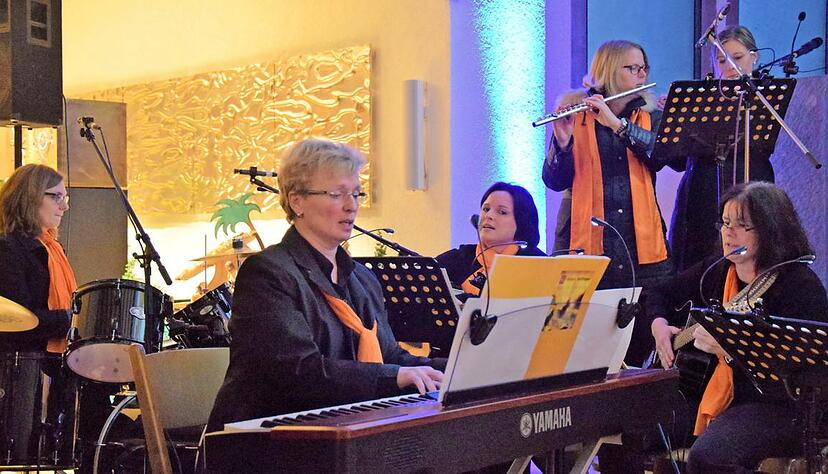 "Bilder der Weihnacht": Zur Gruppe Wegzeichen aus Waibstadt geh&ouml;ren neben S&auml;ngerinnen auch Musikerinnen.Foto: Gabriele Schneider
