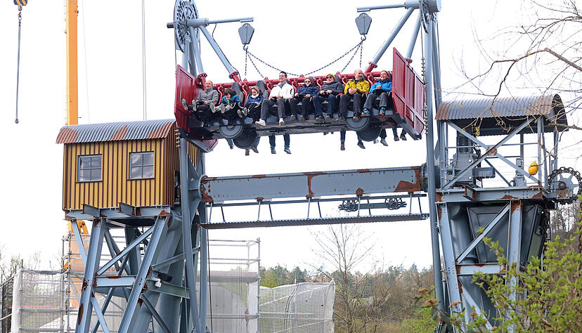 Die "Wilde Gautsche" ist die Neuheit im Freizeitpark. Das Fahrgeschäft ist einem Verladekran nachempfunden und schaukelt die Menschen zwölf Meter in die Höhe. Die "Wilde Gautsche" ist die Neuheit im Freizeitpark. Das Fahrgeschäft ist einem Verladekran nachempfunden und schaukelt die Menschen zwölf Meter in die Höhe.