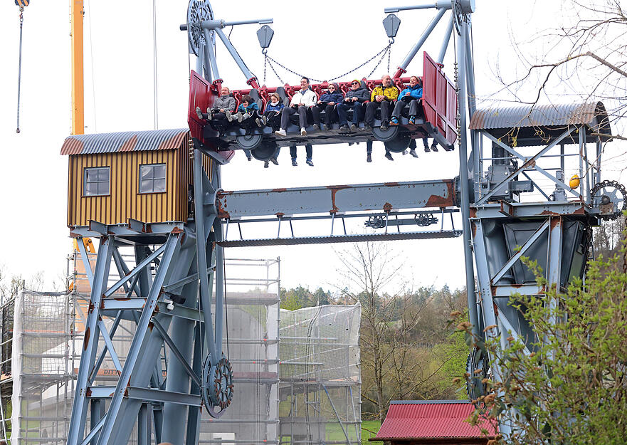 Das Fahrgeschäft ist einem Verladekran nachempfunden und schaukelt die Menschen zwölf Meter in die Höhe. Das Fahrgeschäft ist einem Verladekran nachempfunden und schaukelt die Menschen zwölf Meter in die Höhe.