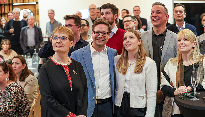 Kandidat Fabian Gramling (Mitte) mit seiner Frau Leona und Friedlinde Gurr-Hirsch (links) verfolgen bei der Wahlparty der CDU im Wahlkreis Neckar-Zaber die erste Hochrechnung. Kandidat Fabian Gramling (Mitte) mit seiner Frau Leona und Friedlinde Gurr-Hirsch (links) verfolgen bei der Wahlparty der CDU im Wahlkreis Neckar-Zaber die erste Hochrechnung.
