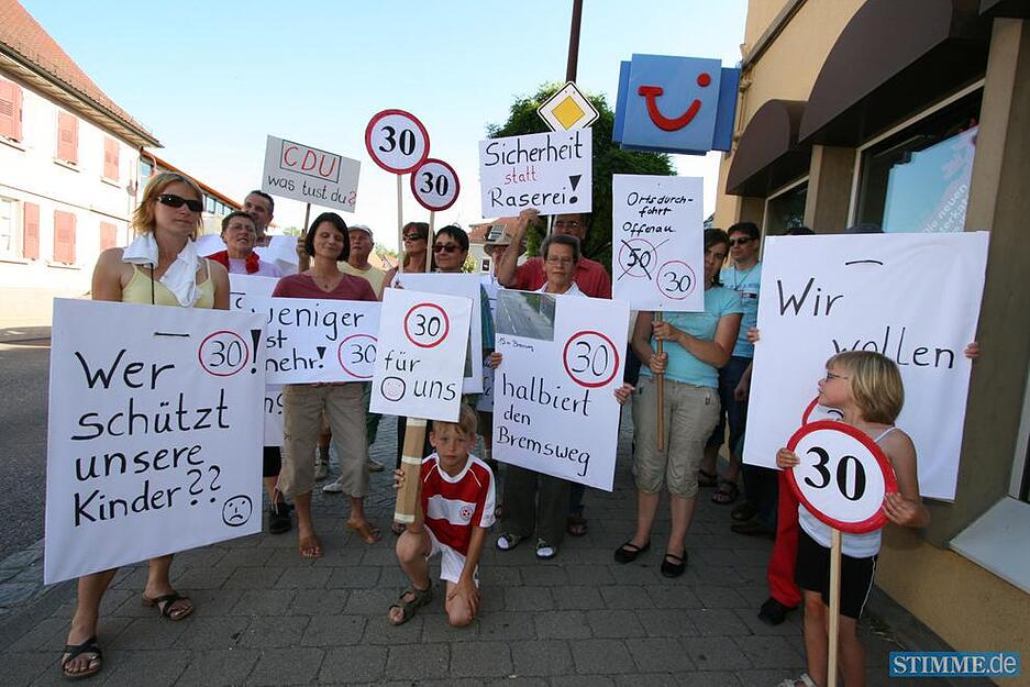 31.07.2009: Mit Plakaten und Tempo-30-Schildern machen rund 20 B&uuml;rger auf die Gefahren der Bundesstra&szlig;e aufmerksam.