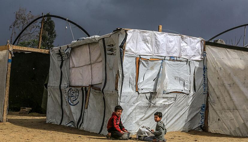 Viele Pal&auml;stinenser leben im Gazastreifen in Zelten, die kaum Schutz gegen K&auml;lte bieten. (Archivbild)