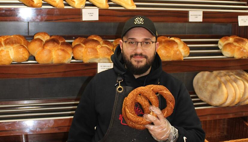 Inhaber Engin Kilinc mit der Spezialität des Hauses: Sesamringen. "Die schmecken zu jeder Tageszeit, auch ohne etwas dazu", sagt der 28-Jährige.