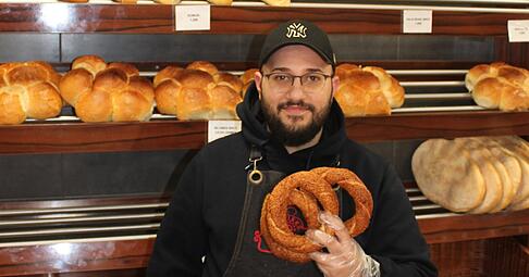 Inhaber Engin Kilinc mit der Spezialität des Hauses: Sesamringen. "Die schmecken zu jeder Tageszeit, auch ohne etwas dazu", sagt der 28-Jährige. Inhaber Engin Kilinc mit der Spezialität des Hauses: Sesamringen. "Die schmecken zu jeder Tageszeit, auch ohne etwas dazu", sagt der 28-Jährige.