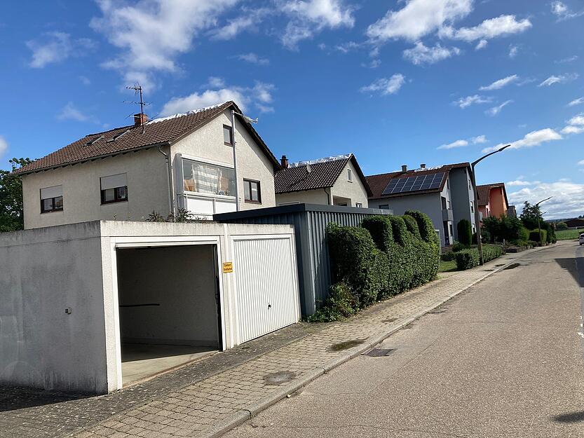 Sturmschäden in Neudenau: An drei Häusern in der Finkenstraße sind Dächer beschädigt.