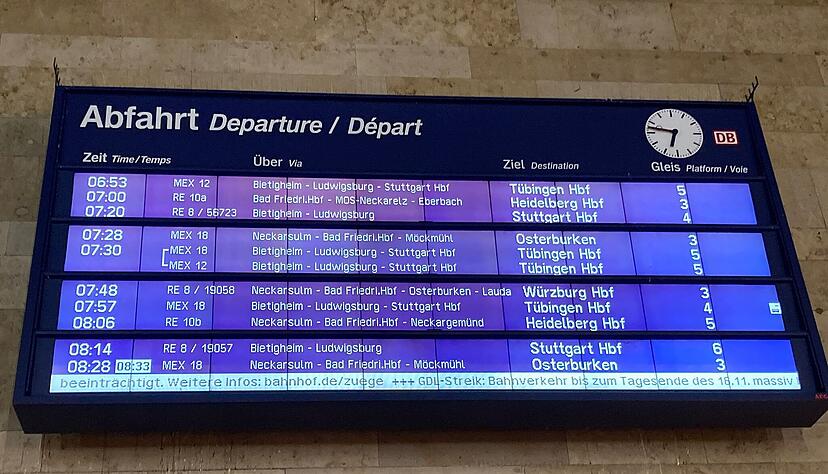 Anzeigetafel am Heilbronner Hauptbahnhof: Der Regionalverkehr lief am Donnerstagmorgen fast störungsfrei.  Ausfälle gab es vor allem bei der Heilbronner Stadtbahn Nord.