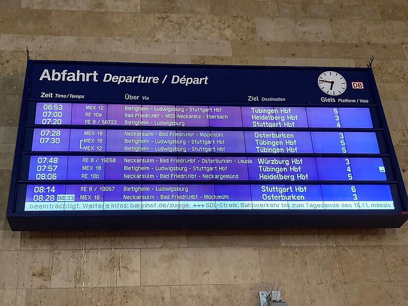 Anzeigetafel am Heilbronner Hauptbahnhof: Der Regionalverkehr lief am Donnerstagmorgen fast störungsfrei.  Ausfälle gab es vor allem bei der Heilbronner Stadtbahn Nord.