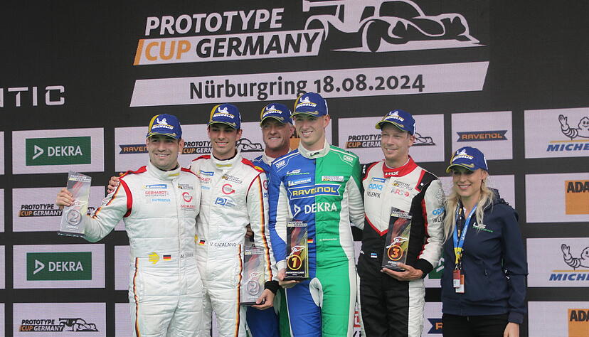 Ein zweiter Platz, der aber wertvoll wie ein erster war: Für Markus Pommer (links) und Valentino Catalano (Zweiter von links) ist der Titelgewinn weiterhin möglich. Ralf und David Schumacher (Mitte) waren am Nürburgring allerdings nicht zu schlagen. Ein zweiter Platz, der aber wertvoll wie ein erster war: Für Markus Pommer (links) und Valentino Catalano (Zweiter von links) ist der Titelgewinn weiterhin möglich. Ralf und David Schumacher (Mitte) waren am Nürburgring allerdings nicht zu schlagen.