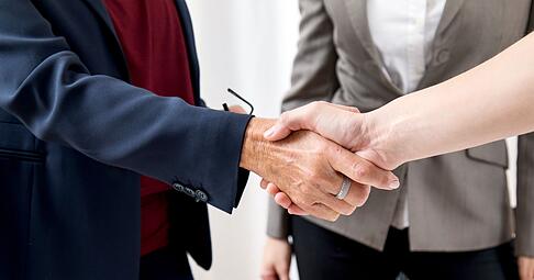 Muss es schriftlich sein oder reicht der Handschlag aus? Das kommt ganz auf die Art des Vertrags an.