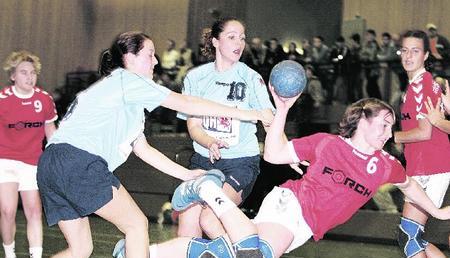 Claudia Mezger macht eines ihrer vier Tore. Die HSG Kochertürn/Stein ließ allerdings im Spielverlauf zu viele Chancen aus. (Foto: Alex Bertok) Claudia Mezger macht eines ihrer vier Tore. Die HSG Kochertürn/Stein ließ allerdings im Spielverlauf zu viele Chancen aus. (Foto: Alex Bertok)