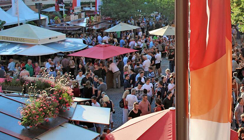 Nach der Corona-bedingten Weindorf-Abstinenz soll die 25. Auflage des Events nun wieder die Menschen in der Öhringer Altstadt bei Wein, Essen und Musik zusammenbringen.
Foto: Juergen Koch