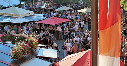 Nach der Corona-bedingten Weindorf-Abstinenz soll die 25. Auflage des Events nun wieder die Menschen in der Öhringer Altstadt bei Wein, Essen und Musik zusammenbringen.
Foto: Juergen Koch