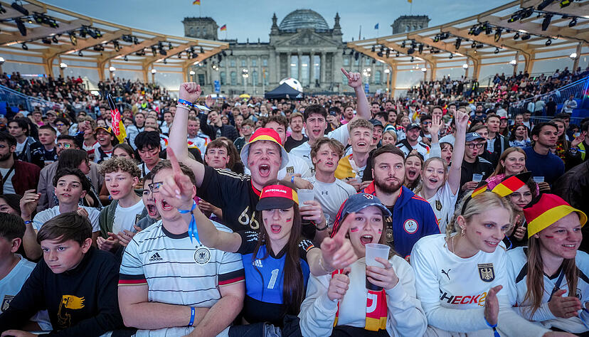 Deutschland feiert den Sieg gegen Schottland.