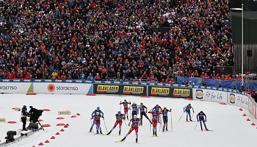 Norwegen vorneweg vor einer Wand voll norwegischer Fans: Langlauf-Superstar Johannes Høsflot Klæbo gewinnt den Skiathlon vor drei Landsleuten. Trotz Schmuddelwetters kamen am Wochenende 80 000 Fans ins Granåsen skisenter.