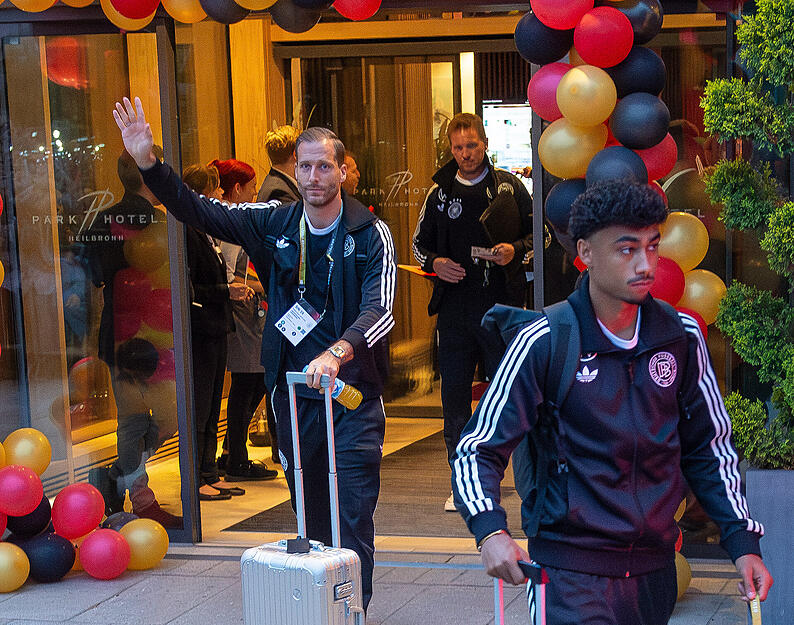 Eine Nacht verbrachten die DFB-Stars um Joshua Kimmich, Nick Woltemade und Florian Witz im Parkhotel in Heilbronn. Am Freitagabend brach das Team nach Sinsheim auf, um beim WM-Qualifikationsspiel gegen Luxemburg anzutreten. Vor Ort warteten hunderte Fans.