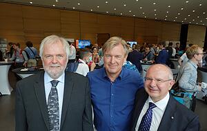 Helmut Ciezki vom DLR in Lampoldshausen (von links), sein Standort-Chef Stefan Schlechtriem und Guillermo Ortega von Esa-Estec in den Niederlanden.
Foto: Gleichauf