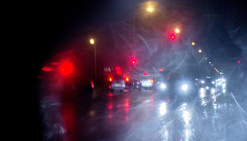 Blendungen im Stra&szlig;enverkehr: Auch sie erschweren das Sehen im Dunklen.