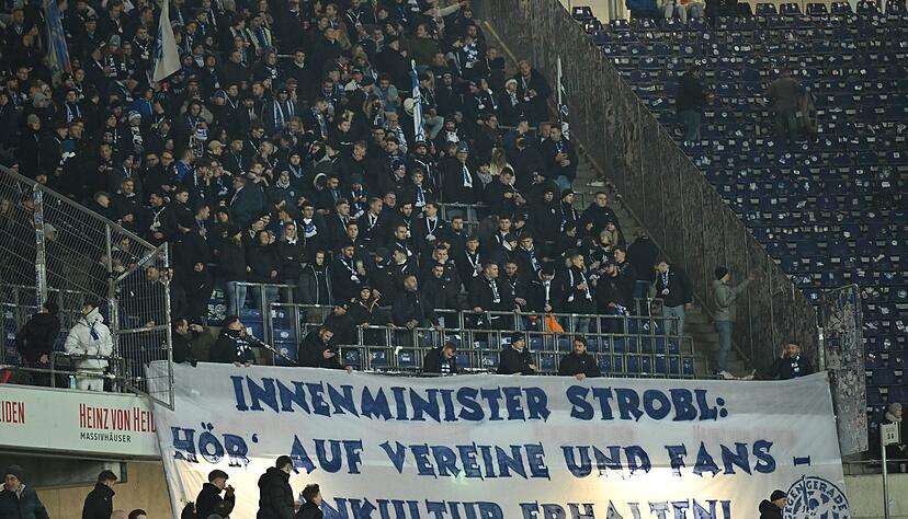 Zu Beginn der Partie gab es Proteste der Fans gegen geplante Maßnahmen der Politik: Die KSC-Anhänger richteten ihrer Aufforderung an Baden-Württembergs Innenminister Thomas Strobl Zu Beginn der Partie gab es Proteste der Fans gegen geplante Maßnahmen der Politik: Die KSC-Anhänger richteten ihrer Aufforderung an Baden-Württembergs Innenminister Thomas Strobl
