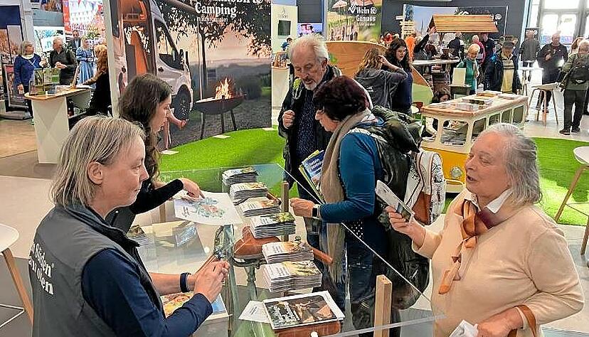 Das Standkonzept des Nordens ist luftig. Viel zu tun hatten die Berater. Ihre Tipps waren gefragt, die Prospekte hei&szlig; begehrt.