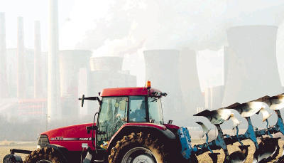 Landtechnik ohne Umweltverschmutzung: Wie das funktionieren könnte, erfuhren landwirtschaftliche Fachschulabsolventen in Stebbach.
          Foto: dpa