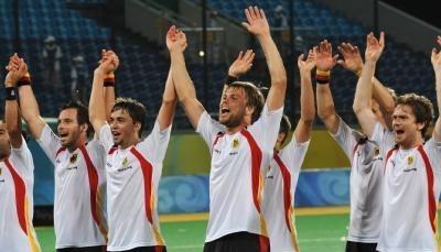 Die deutschen Hockey-Herren feiern nach dem Spiel den Sieg.