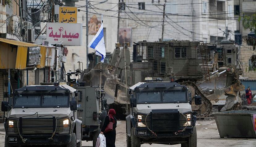 Israelische Milit&auml;rfahrzeuge bewachen eine Stra&szlig;e in Dschenin. Die Stadt gilt als Hochburg militanter Pal&auml;stinenser.