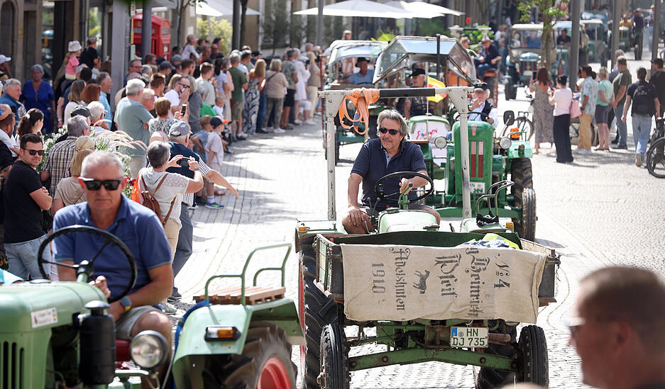 Durch Eppingen fahren am Sonntag etliche Oldtimer – von Traktoren bis Cabrios.