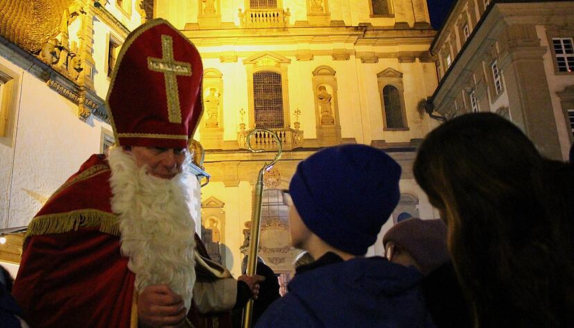 Auch der Nikolaus besucht den Weihnachtsmarkt in Schöntal und schenkt Kindern Gaben und ein Lächeln. Auch der Nikolaus besucht den Weihnachtsmarkt in Schöntal und schenkt Kindern Gaben und ein Lächeln.