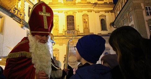 Auch der Nikolaus besucht den Weihnachtsmarkt in Schöntal und schenkt Kindern Gaben und ein Lächeln. Auch der Nikolaus besucht den Weihnachtsmarkt in Schöntal und schenkt Kindern Gaben und ein Lächeln.