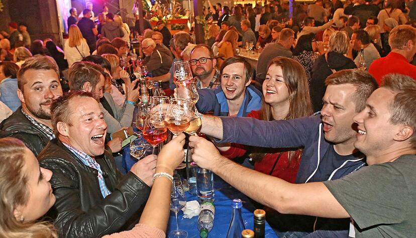 Dicht an dicht feiern Besucher in der Regel beim Weindorf. In diesem Jahr wird das Heilbronner Fest vermutlich zum Schutz der Menschen abgesagt.
Foto: Archiv/Seidel Dicht an dicht feiern Besucher in der Regel beim Weindorf. In diesem Jahr wird das Heilbronner Fest vermutlich zum Schutz der Menschen abgesagt.
Foto: Archiv/Seidel