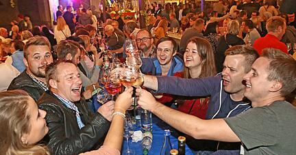 Dicht an dicht feiern Besucher in der Regel beim Weindorf. In diesem Jahr wird das Heilbronner Fest vermutlich zum Schutz der Menschen abgesagt.
Foto: Archiv/Seidel
