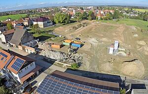 Das Baugebiet Hinter der alten Schule von oben. Auf dem Bild steht noch einer der alten Ställe.
Foto: ESB AG/Kakalik