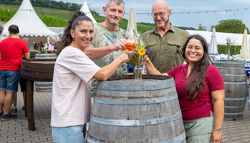 Freuen sich auf schöne Wengertfescht-Stunden: (v.l.) Emina Able, Jens Engler, Martin Braun und Rsangel Torrealba. Foto: Christiana Kunz Freuen sich auf schöne Wengertfescht-Stunden: (v.l.) Emina Able, Jens Engler, Martin Braun und Rsangel Torrealba. Foto: Christiana Kunz