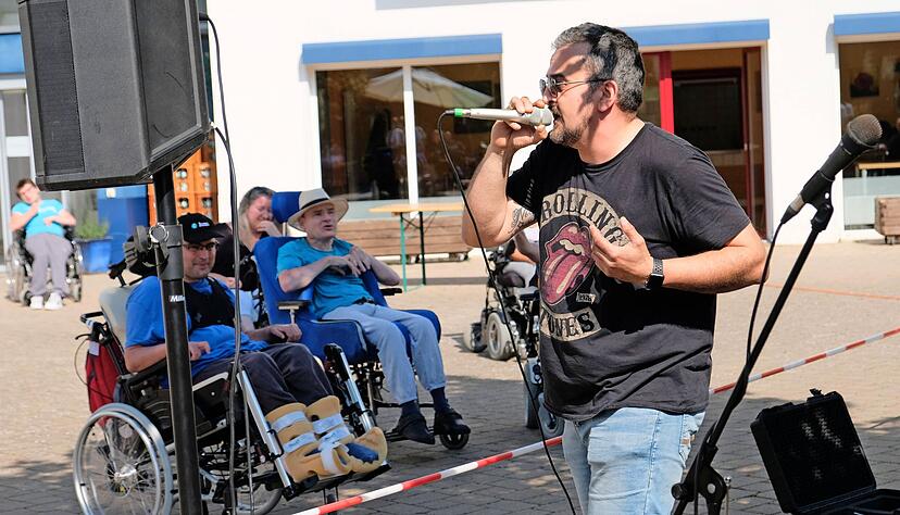 Die Band Keep Alive bringt mit Frontmann Timo Pfeiffer Abwechslung für die Körperbehinderten im Krautheimer Eduard-Knoll-Wohnzentrum.
Foto: Sonja Reichert Die Band Keep Alive bringt mit Frontmann Timo Pfeiffer Abwechslung für die Körperbehinderten im Krautheimer Eduard-Knoll-Wohnzentrum.
Foto: Sonja Reichert
