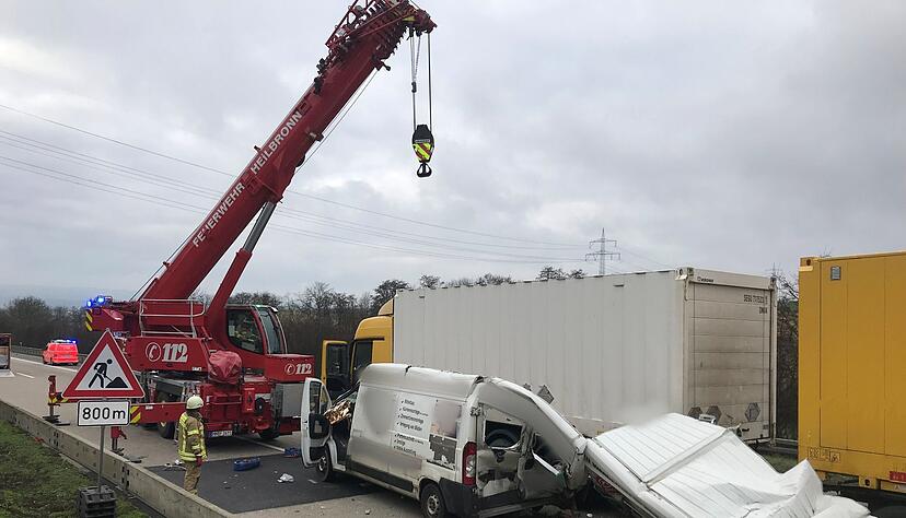 Einsatzkräfte bergen einen Transporter nach einem tödlichen Unfall auf der A81.