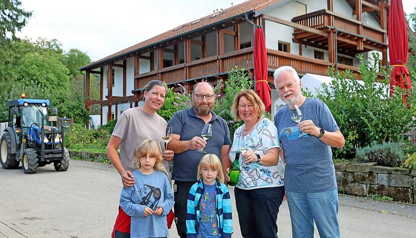 Das Weingut Drauz wird zum Weingut Stutz (von links): Sabrina und Andreas Stutz mit den Söhnen Kilian und Urban sowie Helga Drauz und Volker Jähnichen.
Foto: Ralf Seidel Das Weingut Drauz wird zum Weingut Stutz (von links): Sabrina und Andreas Stutz mit den Söhnen Kilian und Urban sowie Helga Drauz und Volker Jähnichen.
Foto: Ralf Seidel