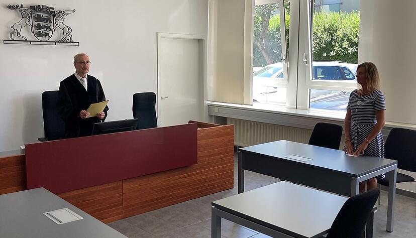 Zur Urteilsverk&uuml;ndung von Richter Carsten Witt (links) war Ina M&ouml;ller (rechts) pers&ouml;nlich gekommen. Sie f&uuml;hlte sich hinterher als Gewinnerin.