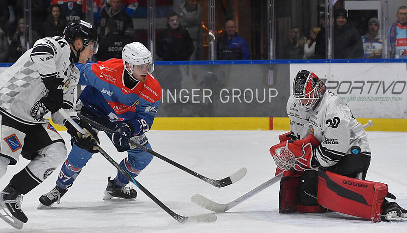 35 Torschüsse, nur ein Treffer: Den Heilbronner Falken um Luis Ludin (Mitte) fehlt es gegen Passau an der nötigen Effizienz vor dem Tor. 35 Torschüsse, nur ein Treffer: Den Heilbronner Falken um Luis Ludin (Mitte) fehlt es gegen Passau an der nötigen Effizienz vor dem Tor.