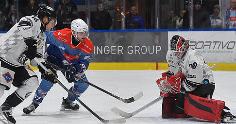 35 Torschüsse, nur ein Treffer: Den Heilbronner Falken um Luis Ludin (Mitte) fehlt es gegen Passau an der nötigen Effizienz vor dem Tor.