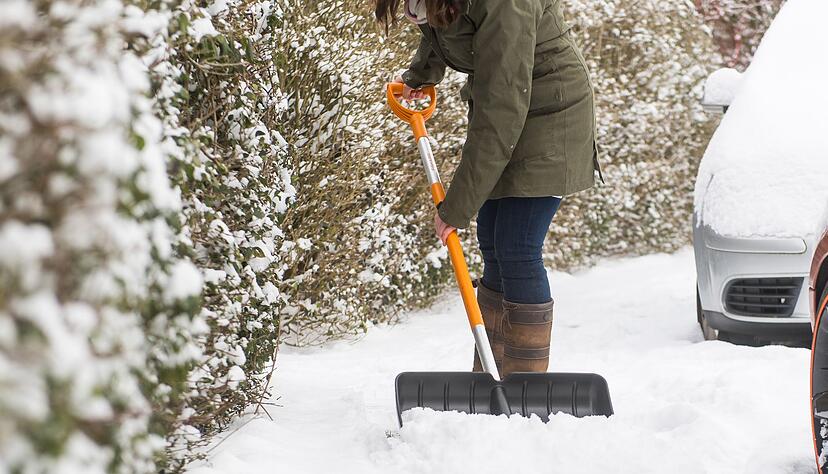 Schieben statt heben: Schnee lässt sich rückenfreundlicher zur Seite schieben, als anzuheben. Schieben statt heben: Schnee lässt sich rückenfreundlicher zur Seite schieben, als anzuheben.