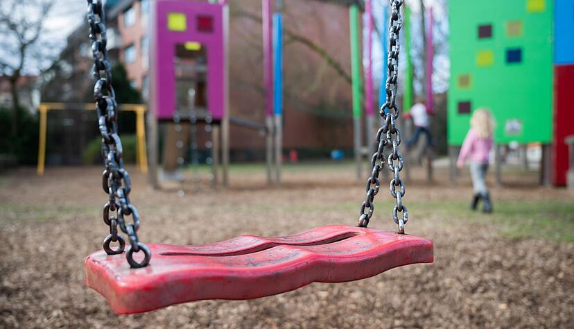 Spielplatz-Check: Nach der Winterpause sollten Eltern den Zustand von Sandfl&auml;chen und Spielger&auml;ten pr&uuml;fen, um m&ouml;gliche Gefahren zu vermeiden.