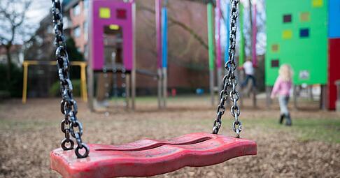 Spielplatz-Check: Nach der Winterpause sollten Eltern den Zustand von Sandfl&auml;chen und Spielger&auml;ten pr&uuml;fen, um m&ouml;gliche Gefahren zu vermeiden.