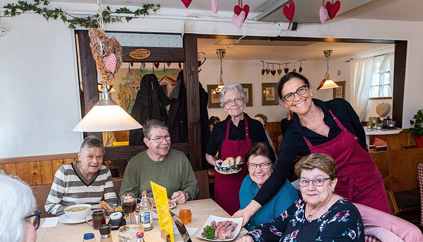 Sie sind zwei echte Originale in Böckingen: Hilde Störzbach (stehend, links) und ihre Tochter Petra Nothwang sind Herz und Seele der Besenwirtschaft, in der die Frauenquote bei den Beschäftigten hundert Prozent beträgt.