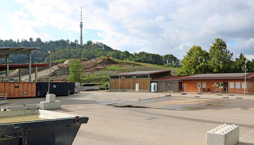 Das neue Verwaltungs- und Betriebsgebäude entsteht neben dem Wertstoffhof (links überdacht), die Steine markieren dessen Breite. Das alte Betriebsgebäude (rechts) wird abgerissen, Werkstatt und Gerätehalle werden dort neu gebaut.
Foto: Reichert Das neue Verwaltungs- und Betriebsgebäude entsteht neben dem Wertstoffhof (links überdacht), die Steine markieren dessen Breite. Das alte Betriebsgebäude (rechts) wird abgerissen, Werkstatt und Gerätehalle werden dort neu gebaut.
Foto: Reichert