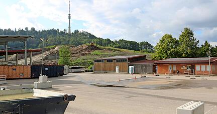 Das neue Verwaltungs- und Betriebsgebäude entsteht neben dem Wertstoffhof (links überdacht), die Steine markieren dessen Breite. Das alte Betriebsgebäude (rechts) wird abgerissen, Werkstatt und Gerätehalle werden dort neu gebaut.
Foto: Reichert