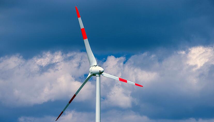 Eine Windkraftanlage dreht sich in einem Windpark. Eine Windkraftanlage dreht sich in einem Windpark.